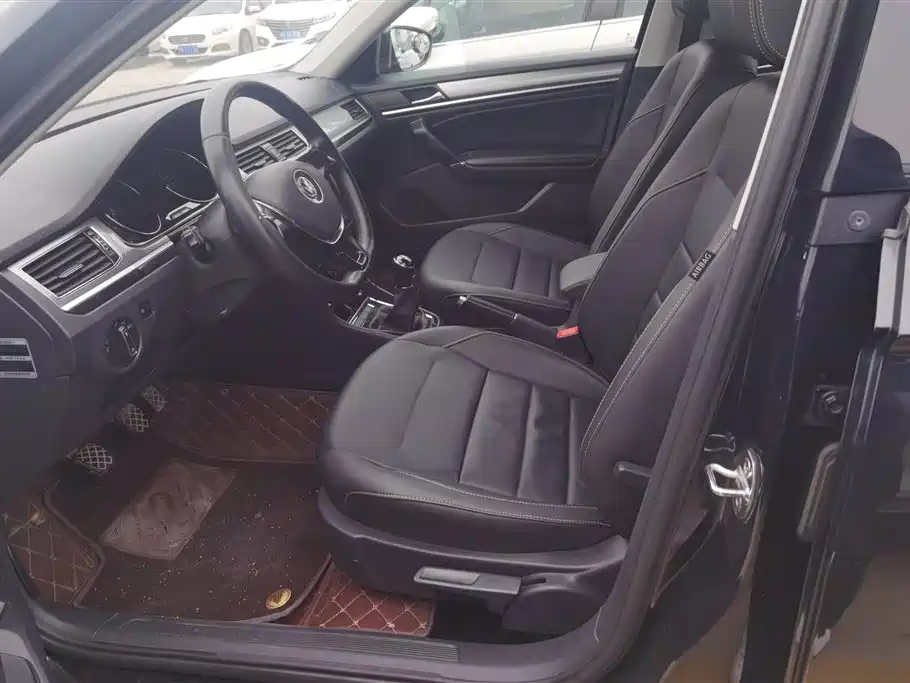 VOLKSWAGEN BORA 2017