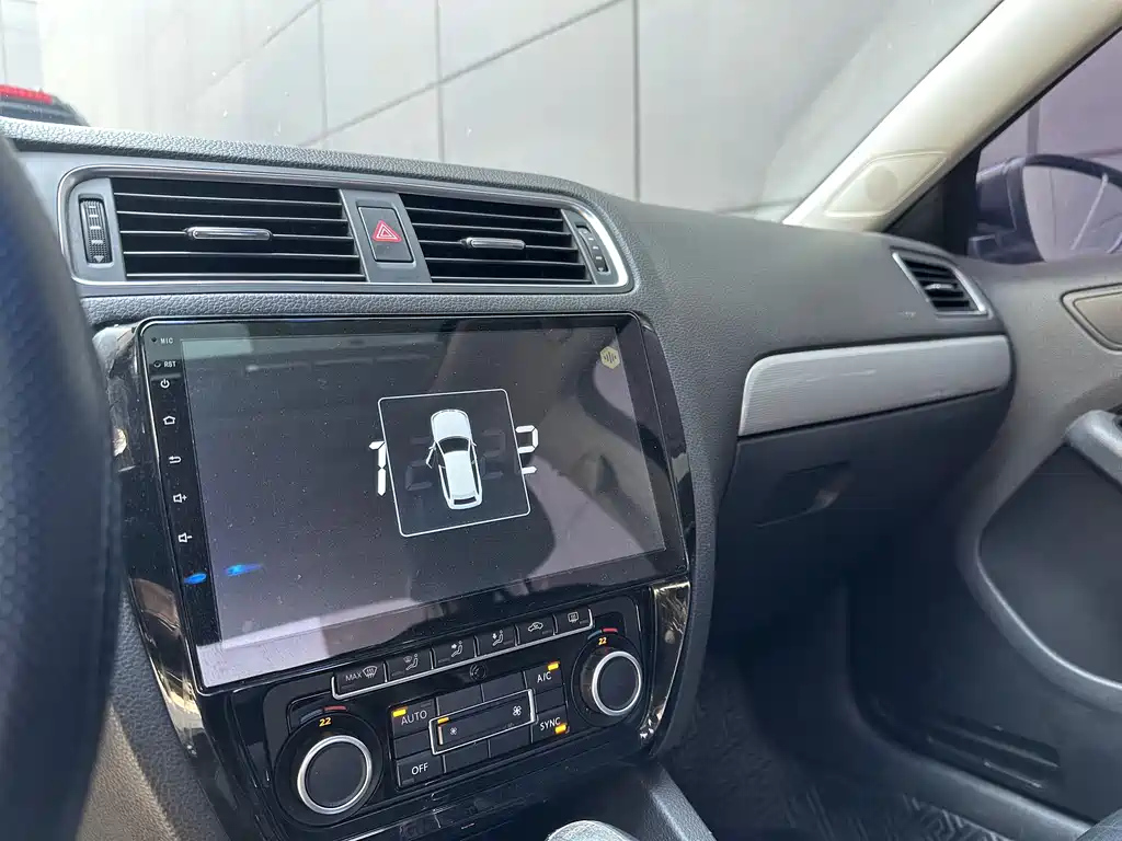 VOLKSWAGEN SAGITAR 2013