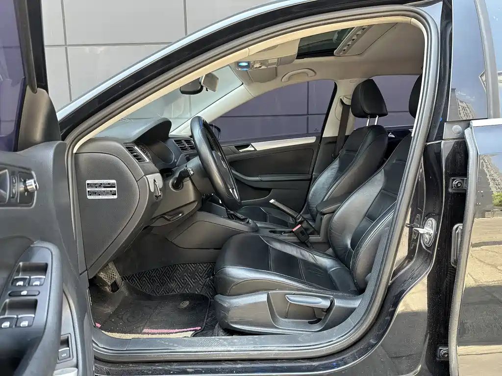VOLKSWAGEN SAGITAR 2013