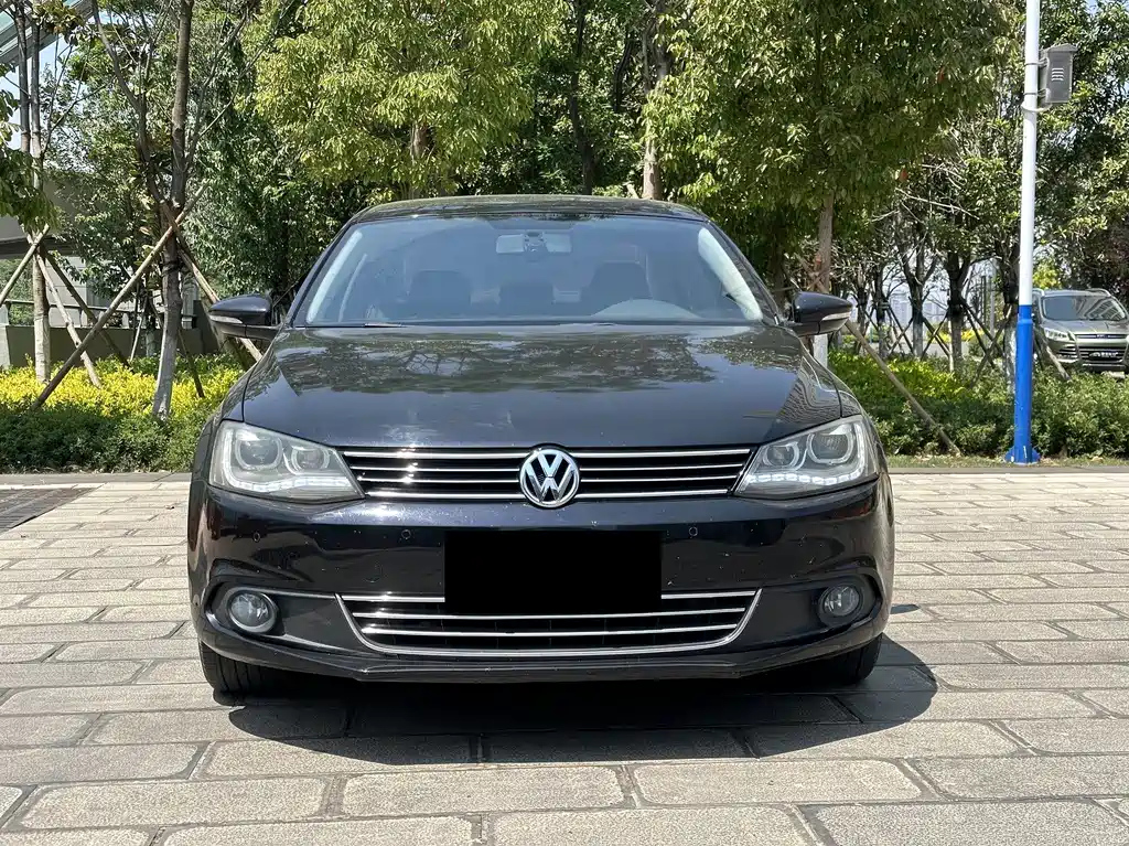 VOLKSWAGEN SAGITAR 2013