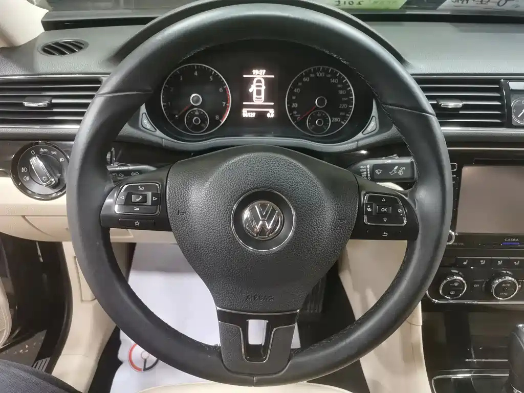VOLKSWAGEN PASSAT 2015