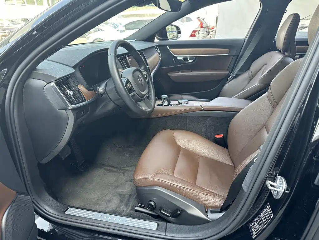 VOLVO S90 2023