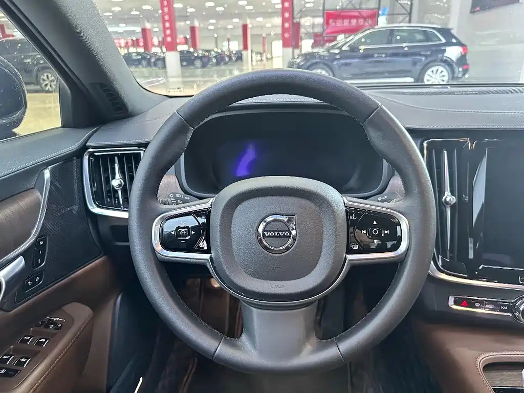 VOLVO S90 2023