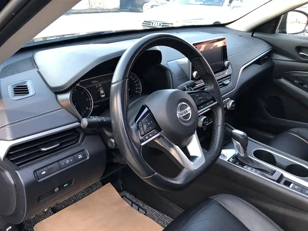 NISSAN TEANA 2020