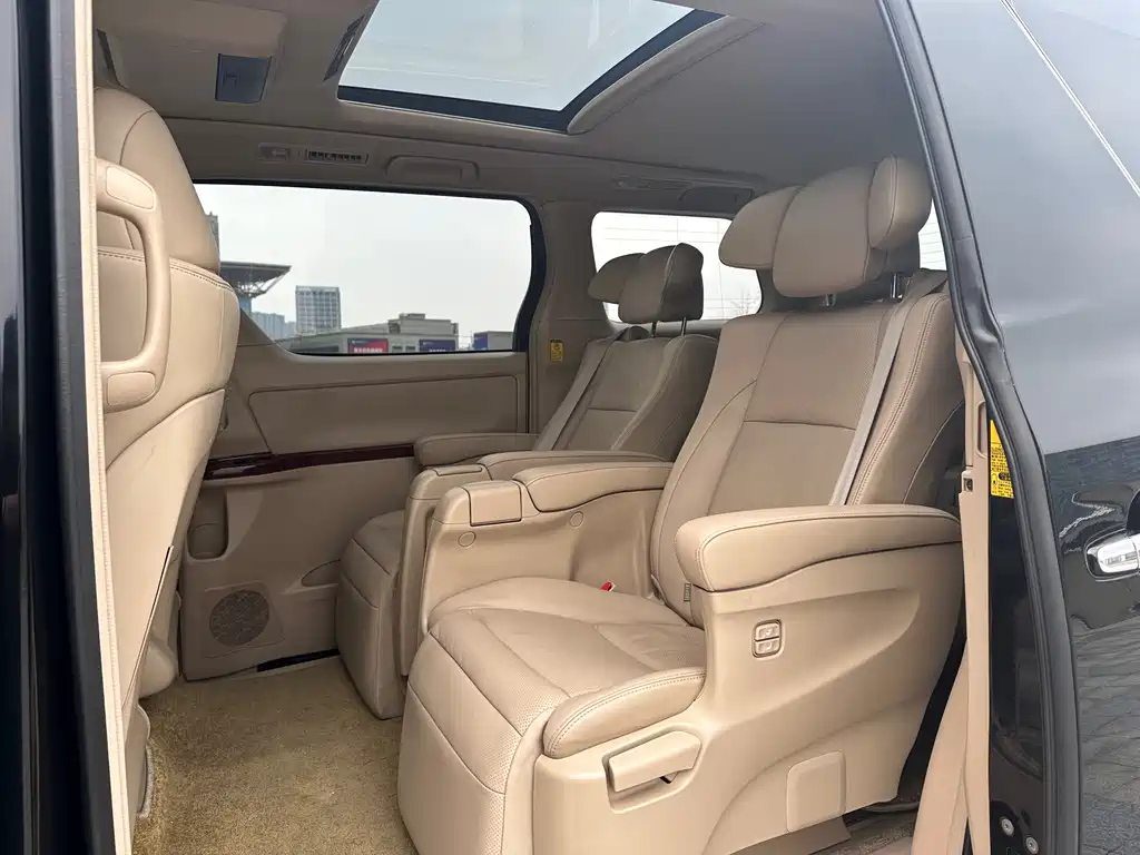 TOYOTA ALPHARD 2011
