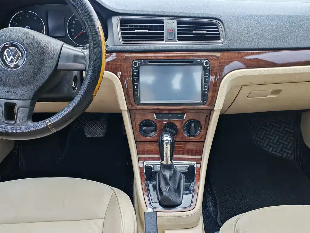 VOLKSWAGEN LAVIDA 2015
