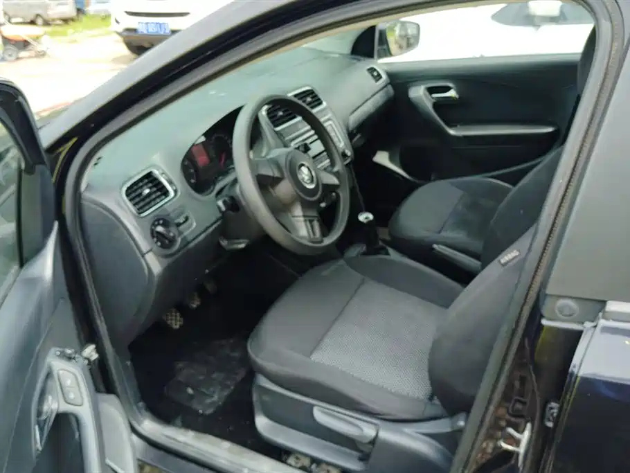 VOLKSWAGEN POLO 2013