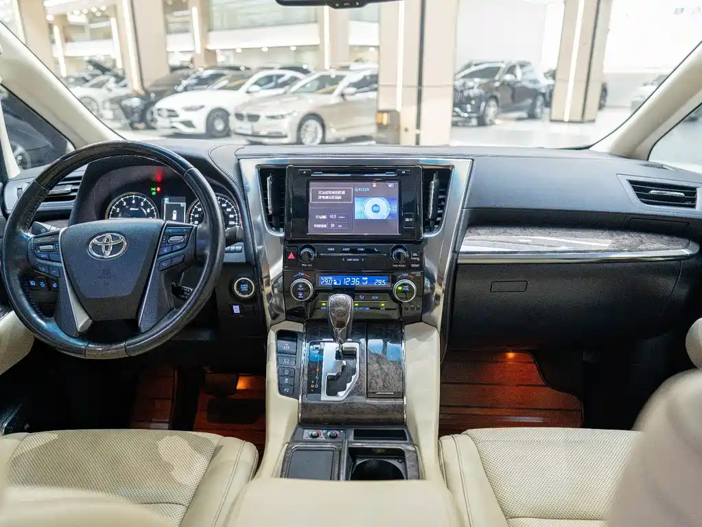 TOYOTA ALPHARD 2018