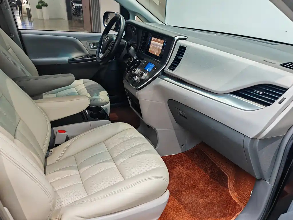 TOYOTA SIENNA 2018