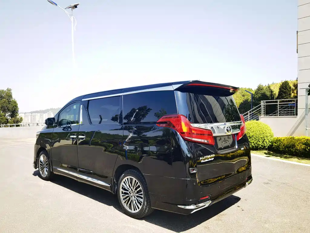 TOYOTA ALPHARD 2012