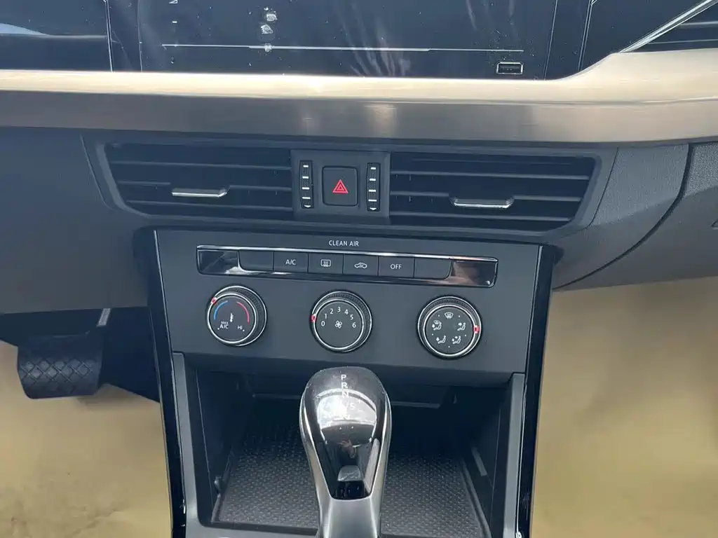 VOLKSWAGEN PASSAT 2024
