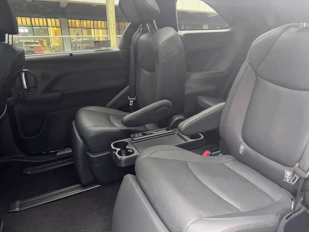 TOYOTA GRANVIA 2023