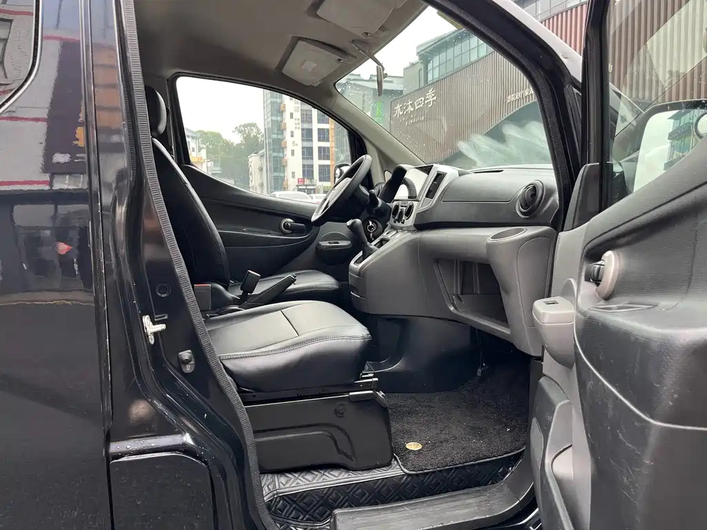 NISSAN NV200 2013