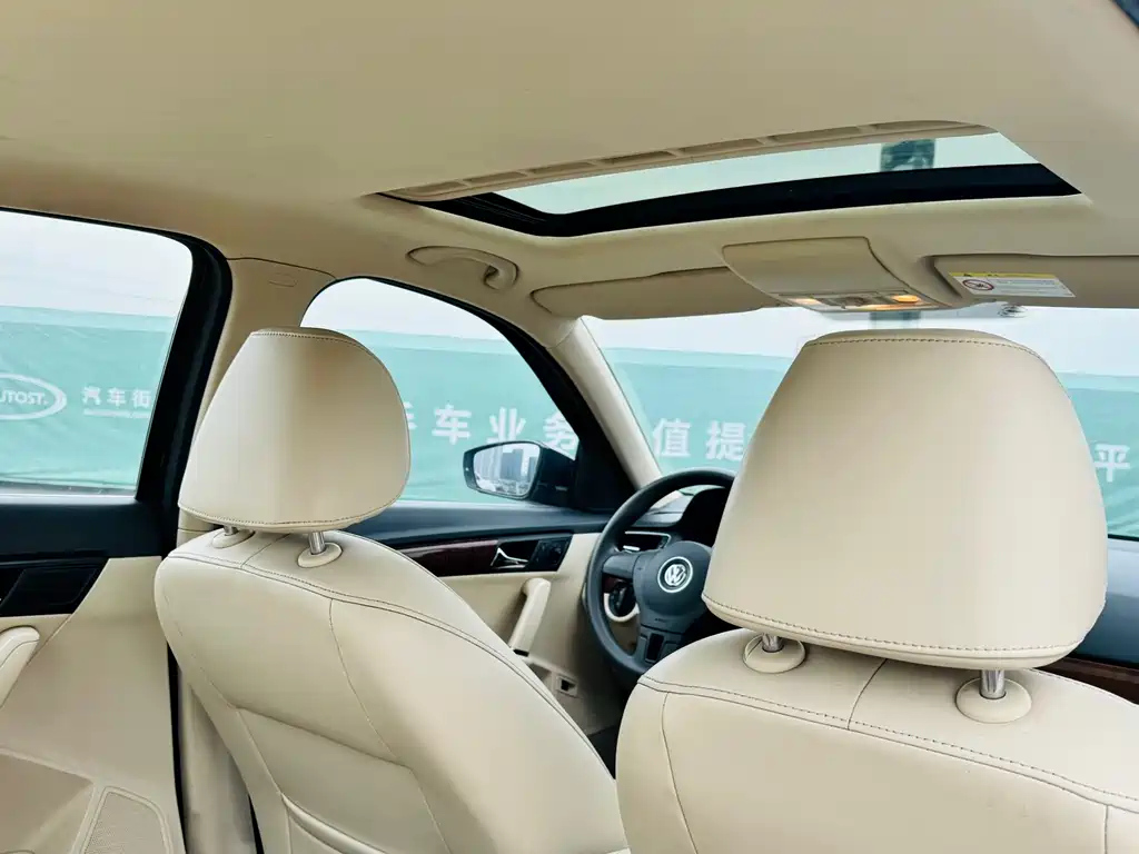 VOLKSWAGEN LAVIDA 2015