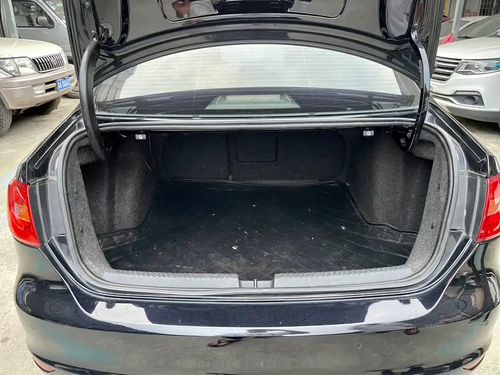 VOLKSWAGEN SAGITAR 2013