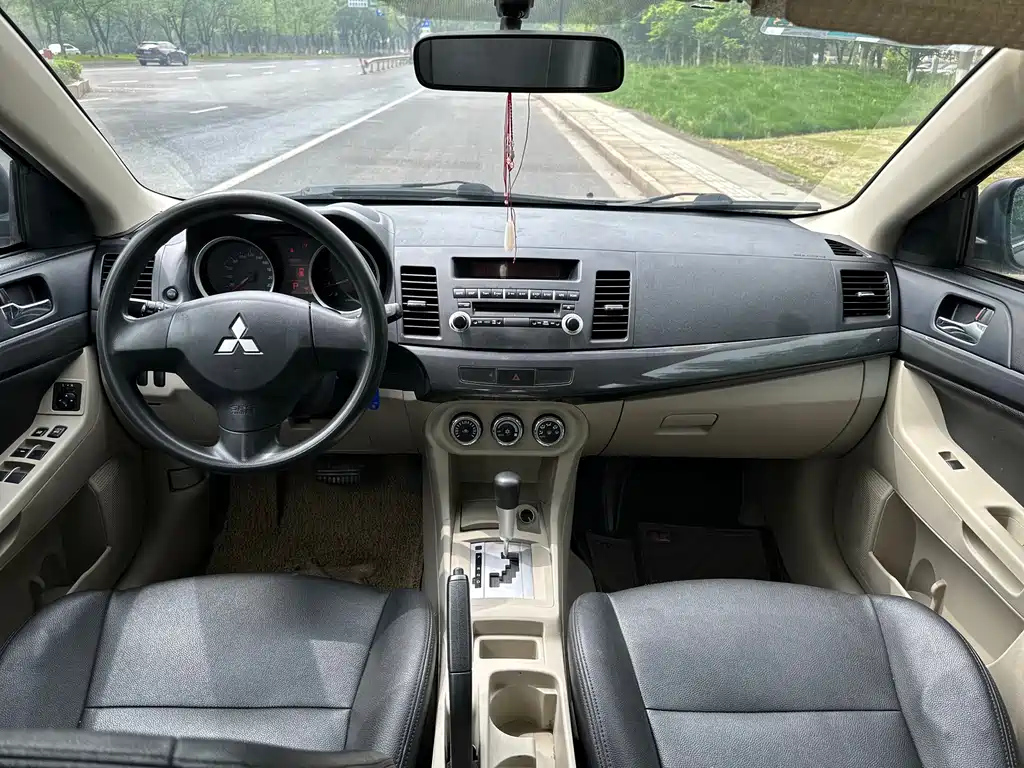 MITSUBISHI LANCER EX 2011
