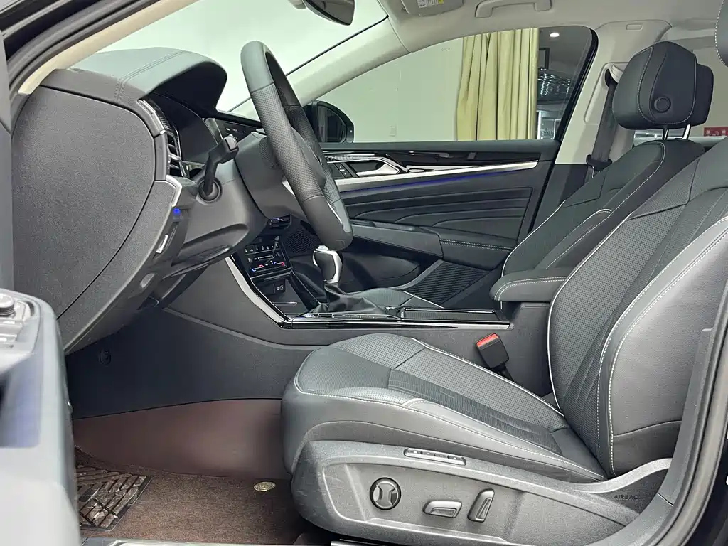 VOLKSWAGEN PASSAT 2023