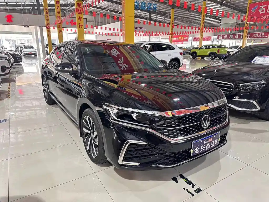 VOLKSWAGEN PASSAT 2023