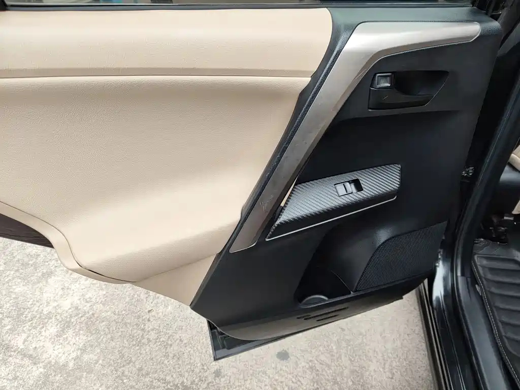 TOYOTA RAV4 RONGFANG 2015