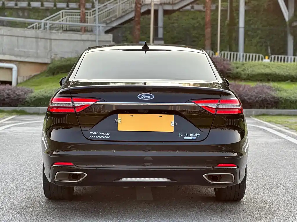 FORD TAURUS 2021
