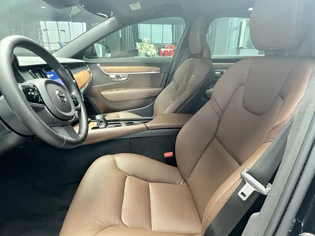 VOLVO S90 2023