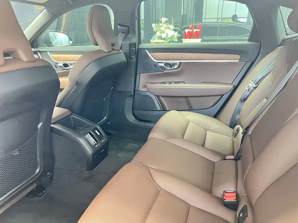 VOLVO S90 2023