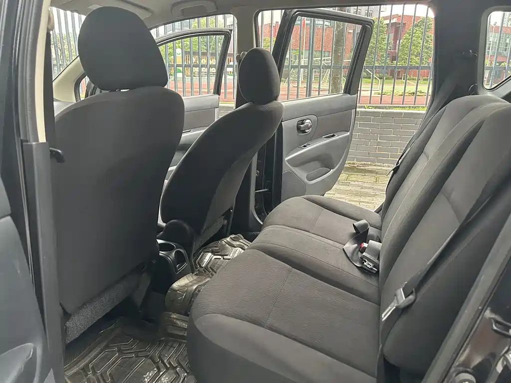 NISSAN LIVINA 2012