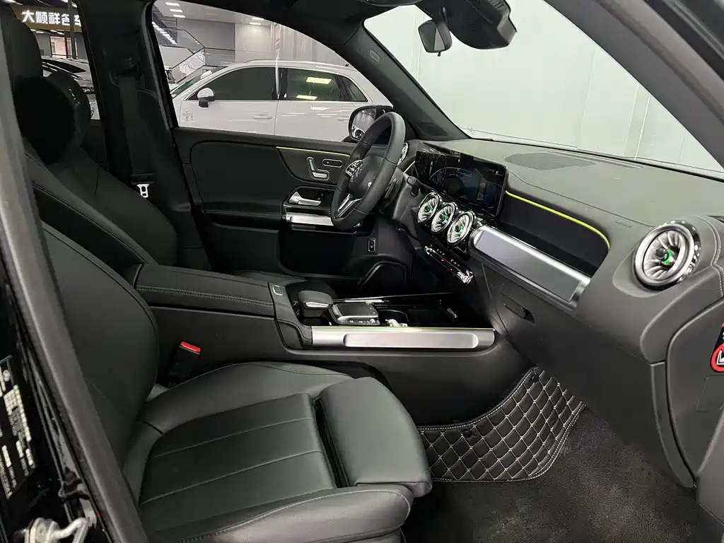 MERCEDES BENZ GLB 2023