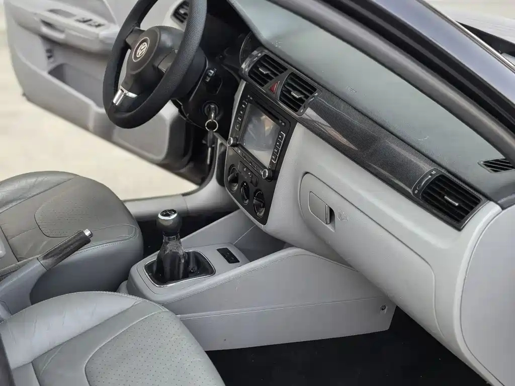 VOLKSWAGEN BORA 2012