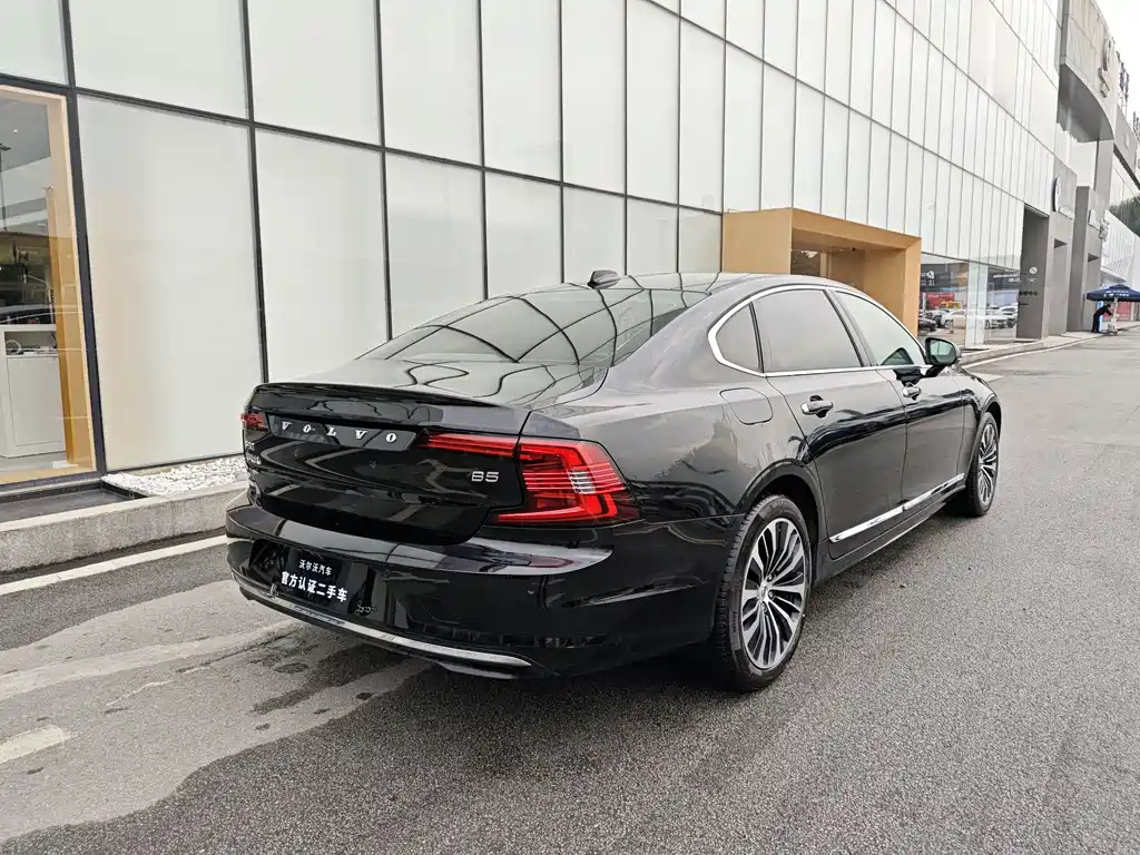 VOLVO S90 2023