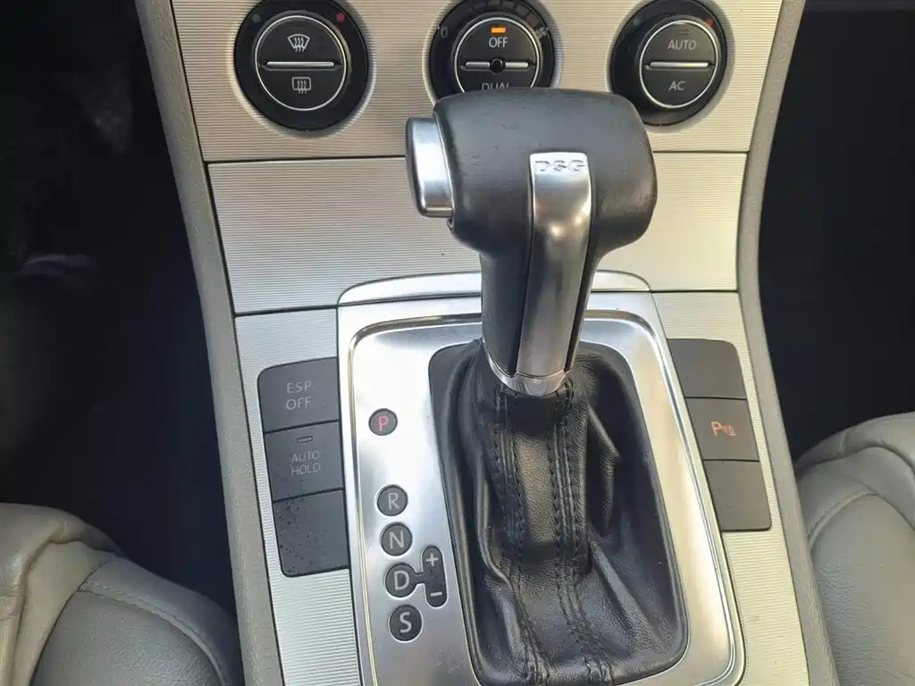 VOLKSWAGEN MAGOTAN 2010