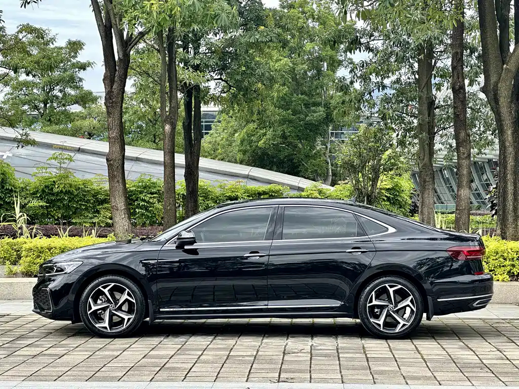 VOLKSWAGEN PASSAT 2023
