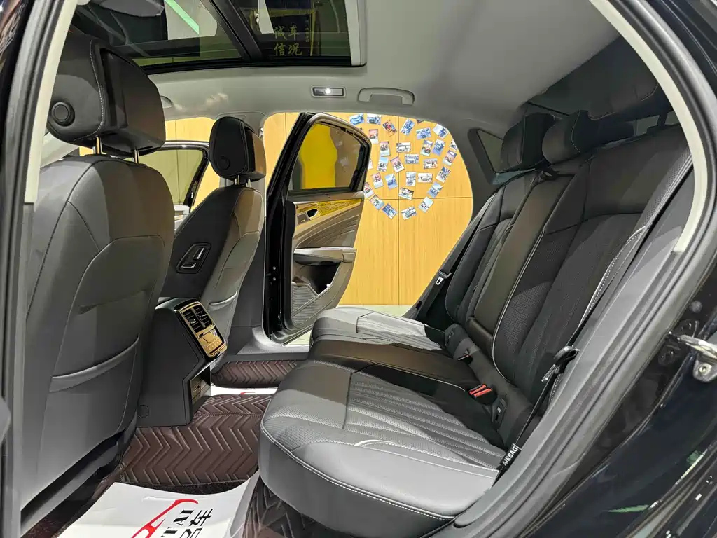 VOLKSWAGEN PASSAT 2023
