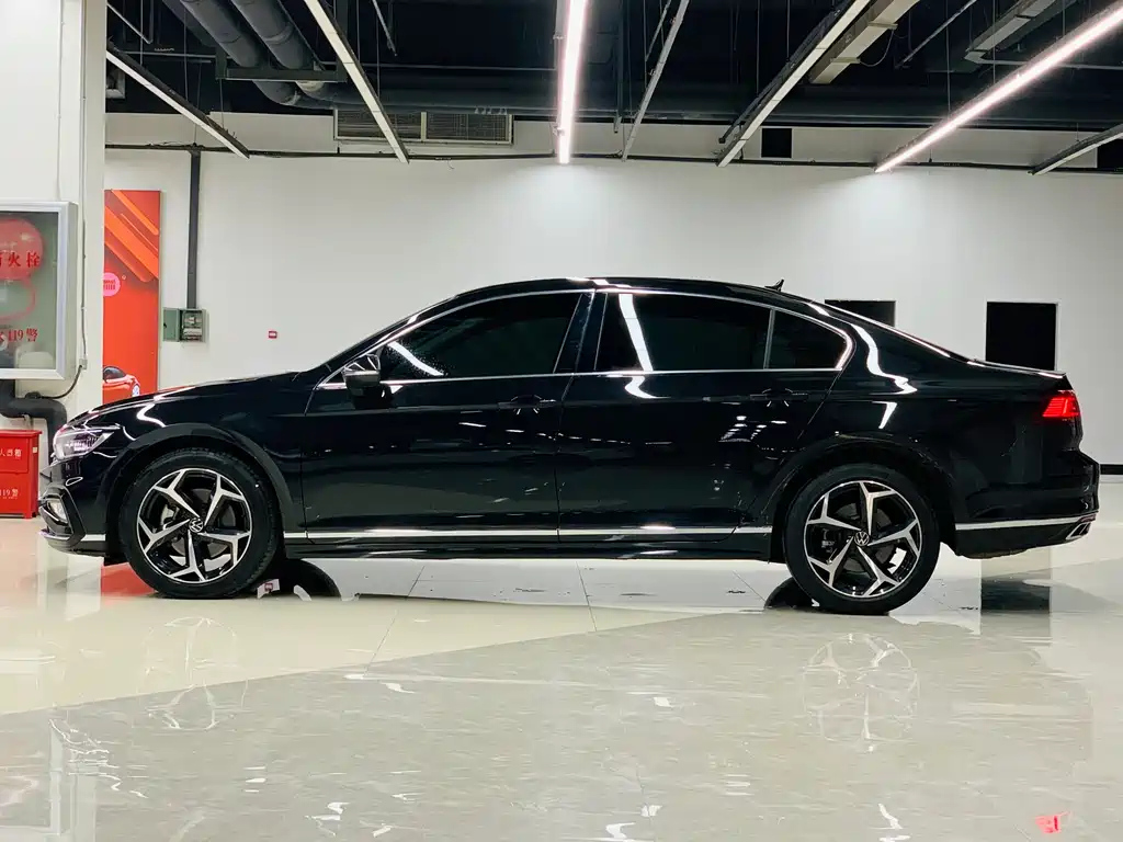 VOLKSWAGEN MAGOTAN 2023
