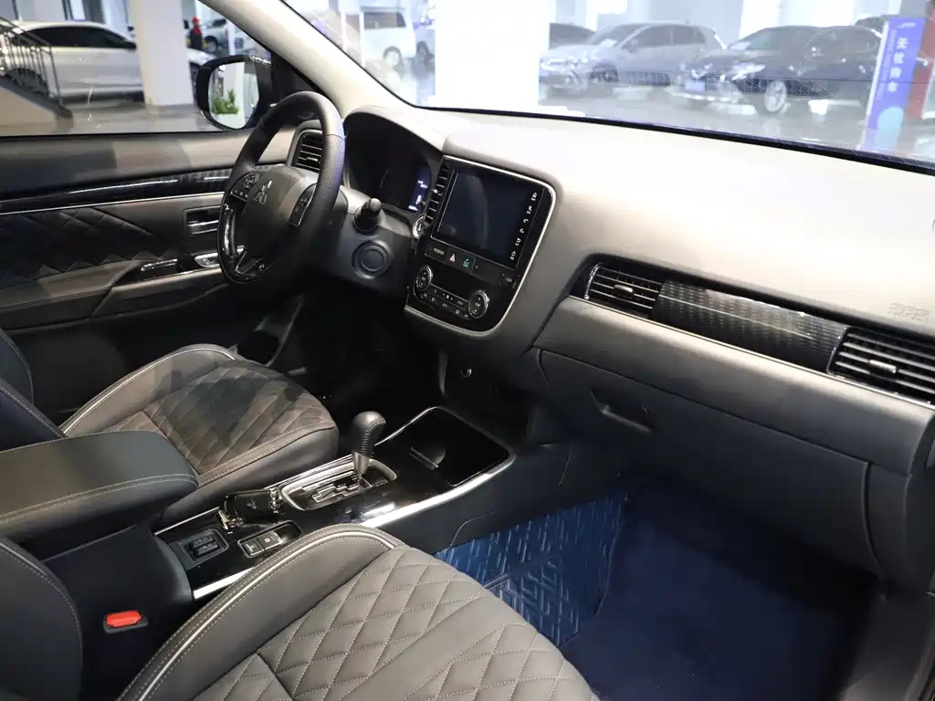 MITSUBISHI OUTLANDER 2023
