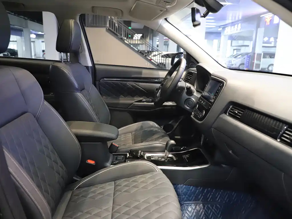 MITSUBISHI OUTLANDER 2023
