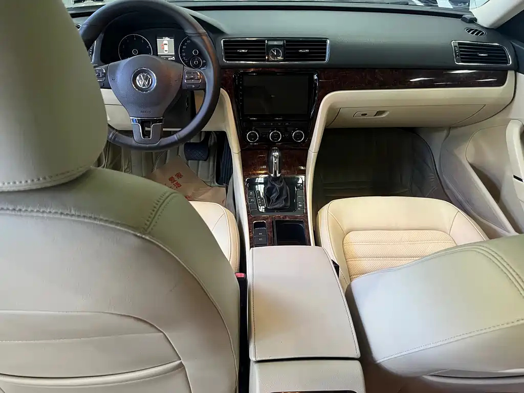 VOLKSWAGEN PASSAT 2012