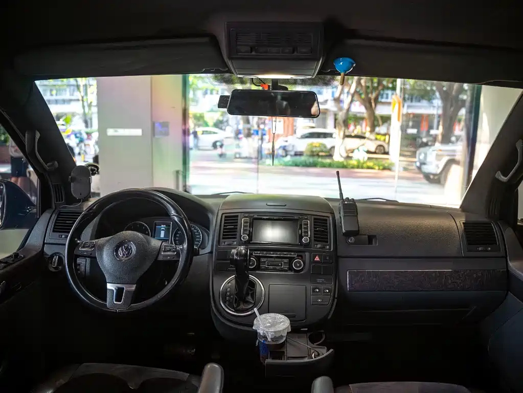VOLKSWAGEN MULTIVAN 2012