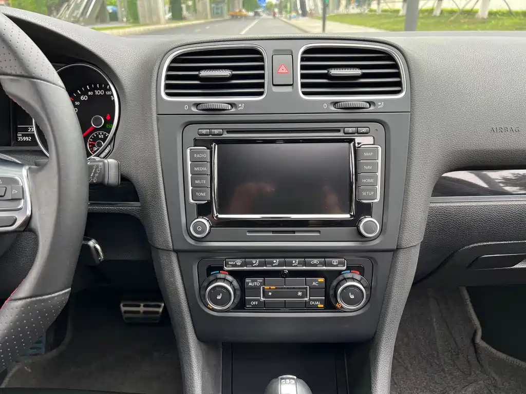 VOLKSWAGEN GOLF 2010