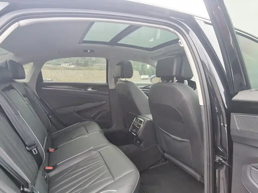 VOLKSWAGEN PASSAT 2023