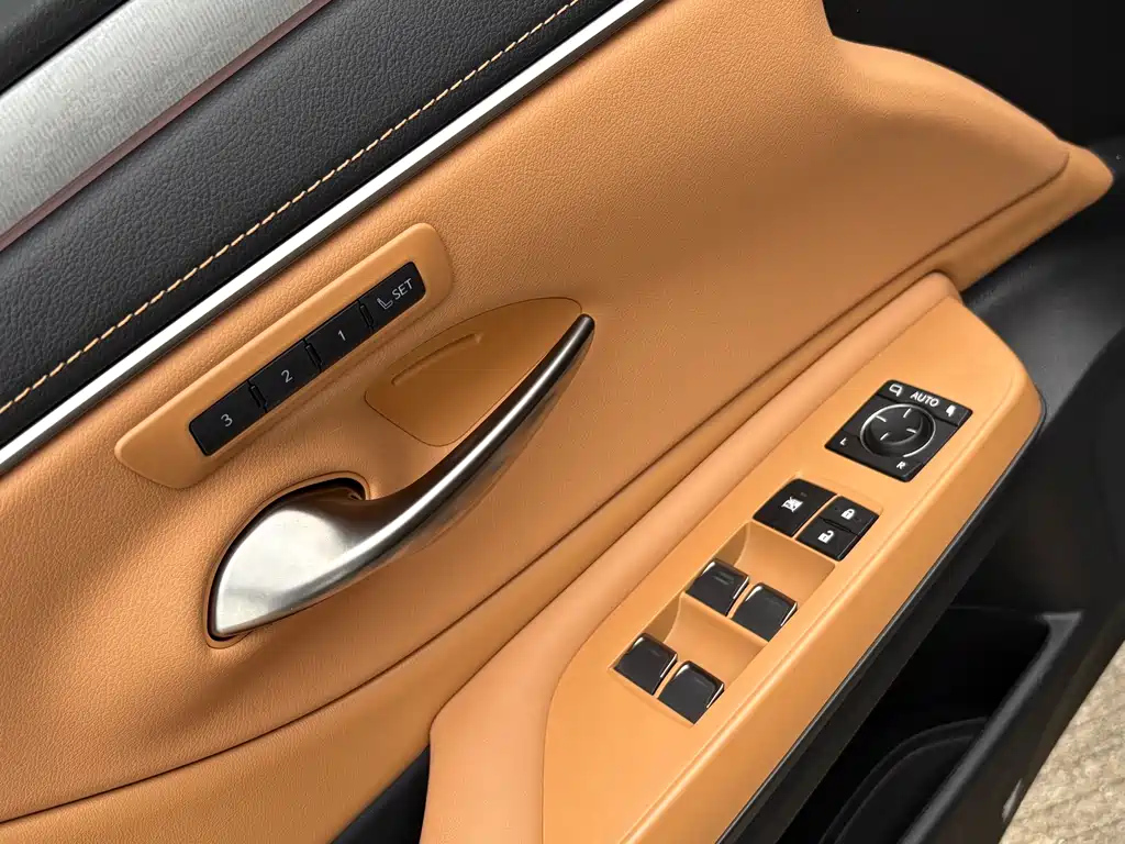 LEXUS ES 2025
