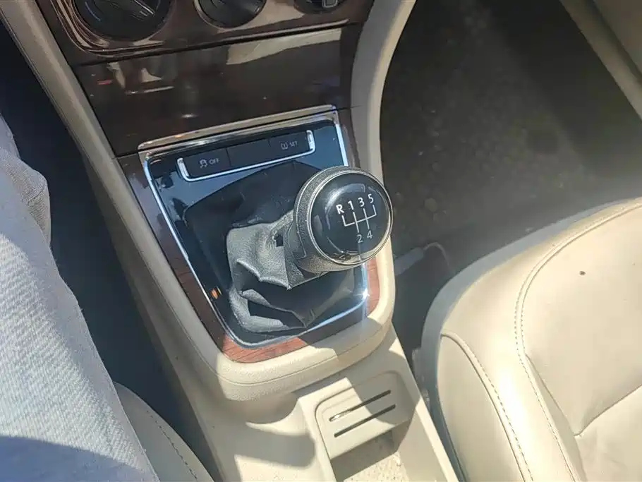 VOLKSWAGEN LAVIDA 2014