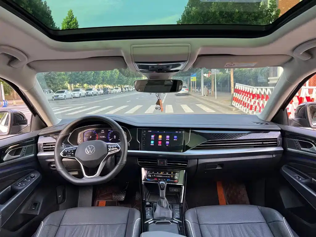 VOLKSWAGEN PASSAT 2024