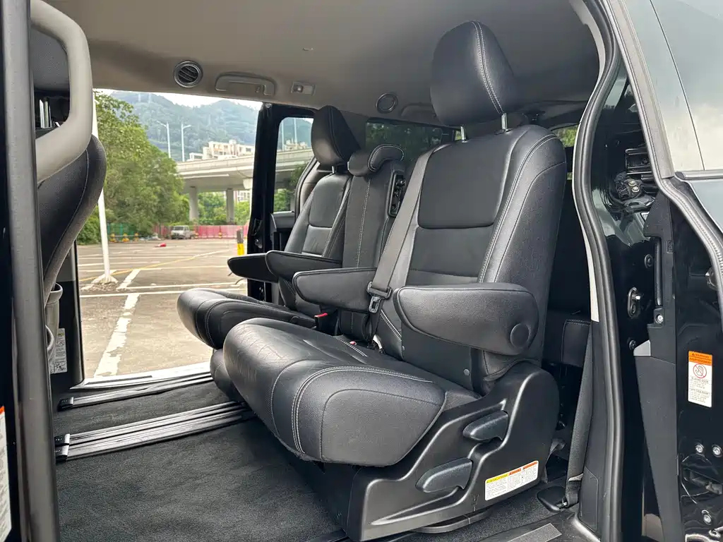 TOYOTA SIENNA 2016