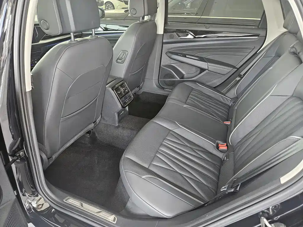 VOLKSWAGEN PASSAT 2023