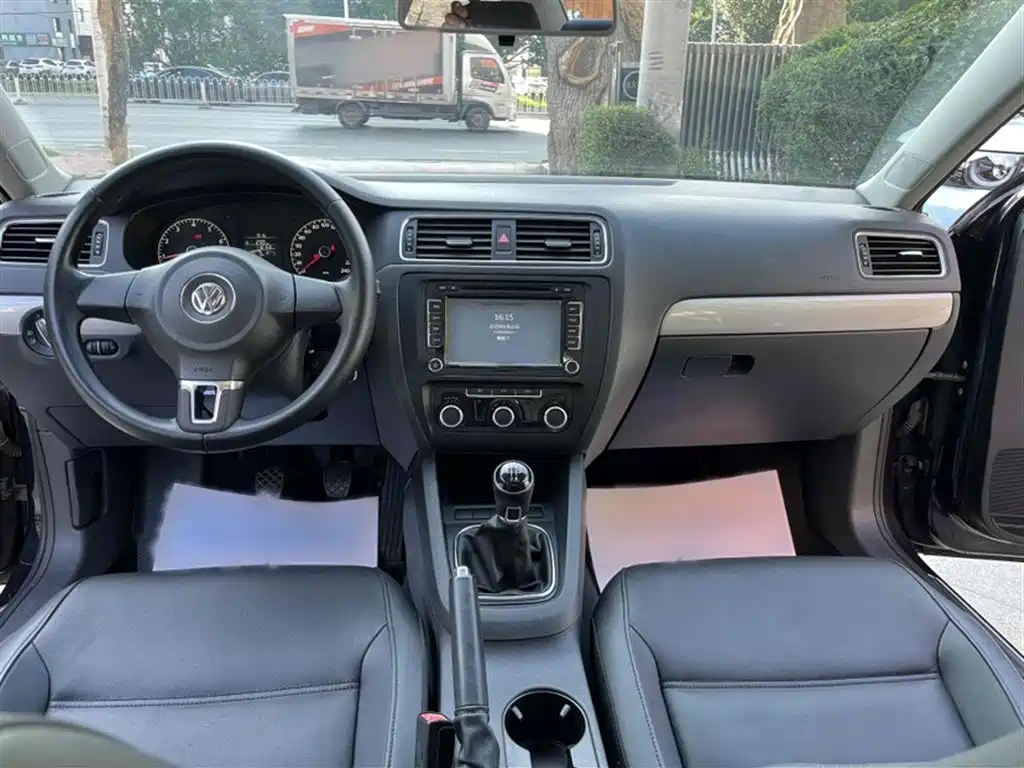 VOLKSWAGEN SAGITAR 2014