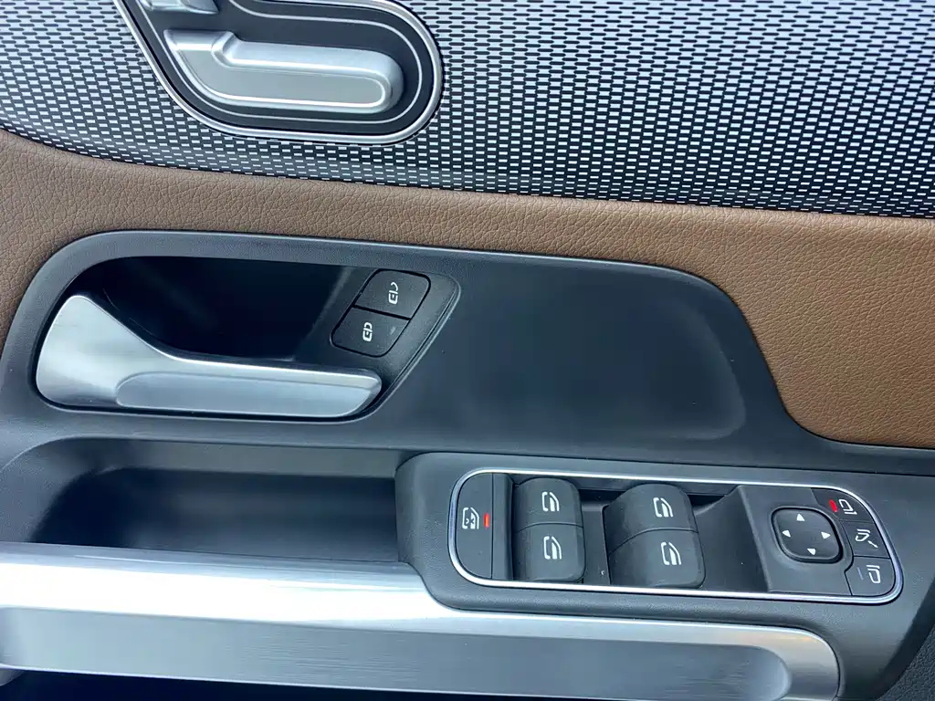 MERCEDES BENZ GLB 2023