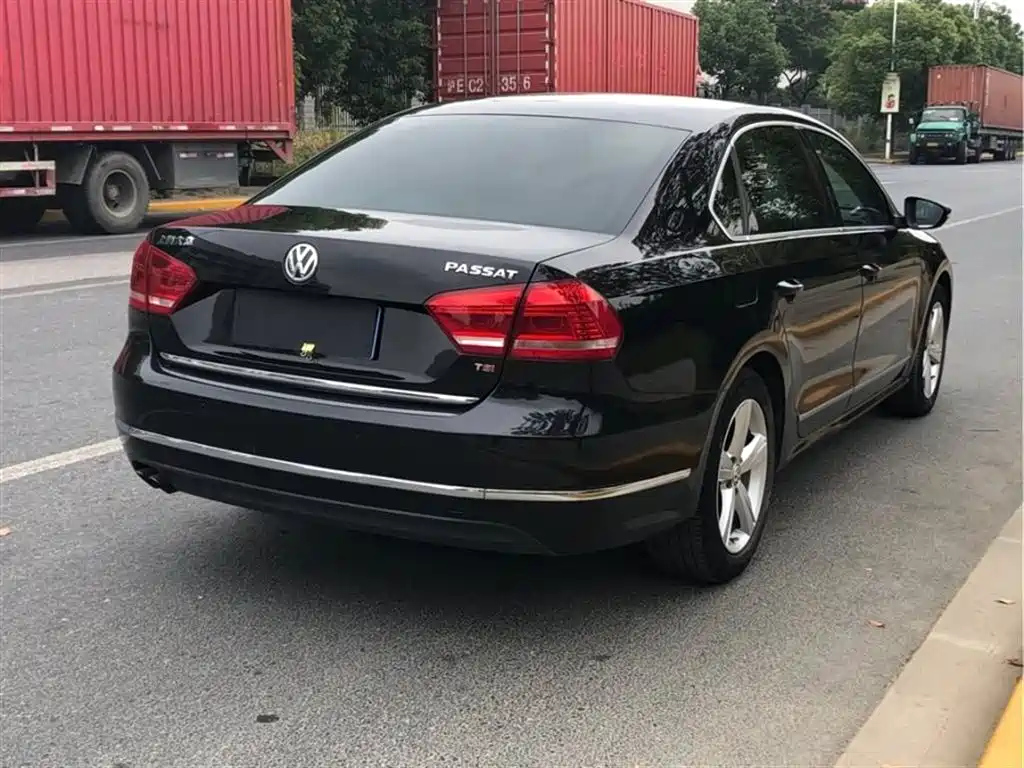 VOLKSWAGEN PASSAT 2012