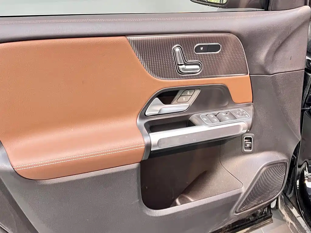 MERCEDES BENZ GLB 2023