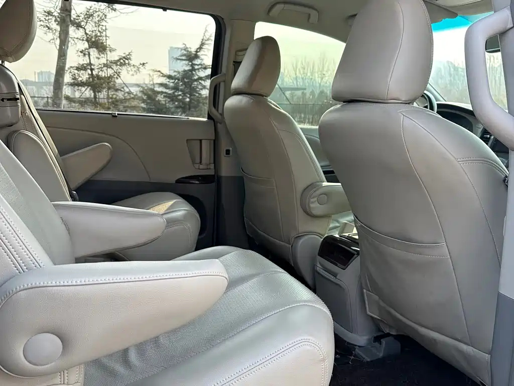 TOYOTA SIENNA 2014